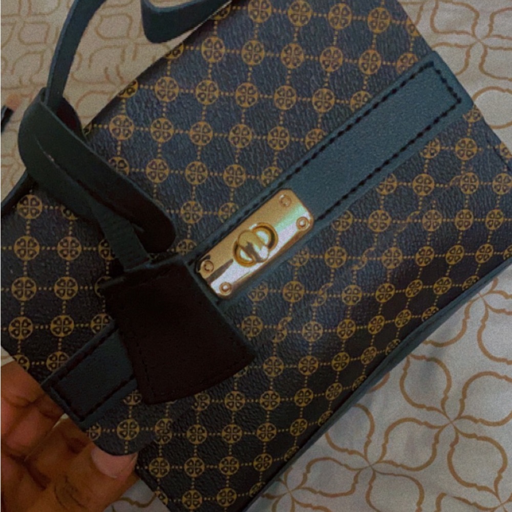Purse - Picture 2 of 5